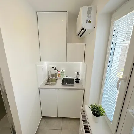 Krasny - Garzonka V Novom Meste S Terasou Апартаменты Братислава