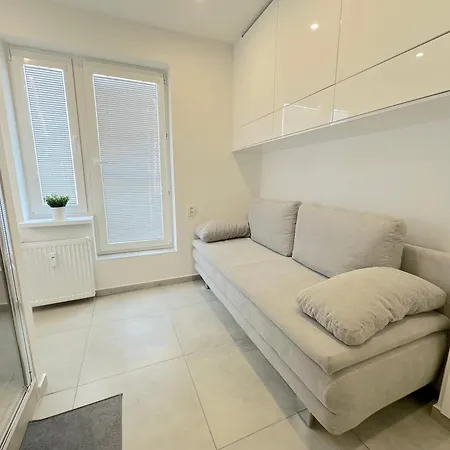 Apartment Krasny - Garzonka V Novom Meste S Terasou