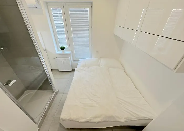 Krasny - Garzonka V Novom Meste S Terasou