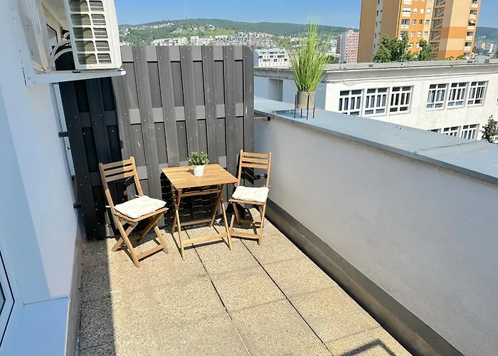 Apartman Krasny - Garzonka V Novom Meste S Terasou *