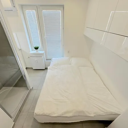 Krasny - Garzonka V Novom Meste S Terasou